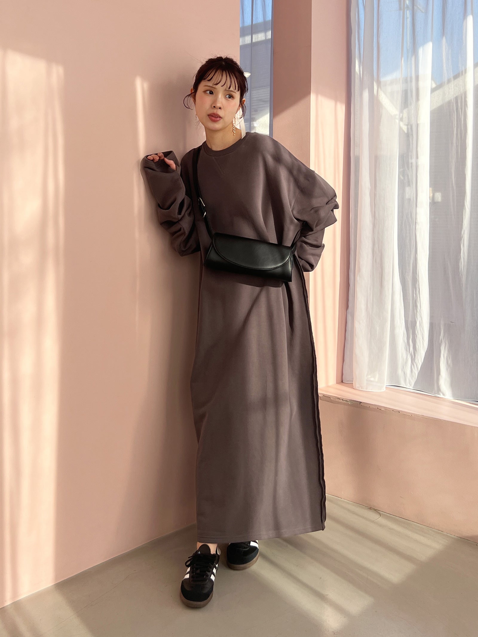 【新品未使用】 Olu. フリル付きブラックスウェットワンピース スリーブタックスウェットワンピース