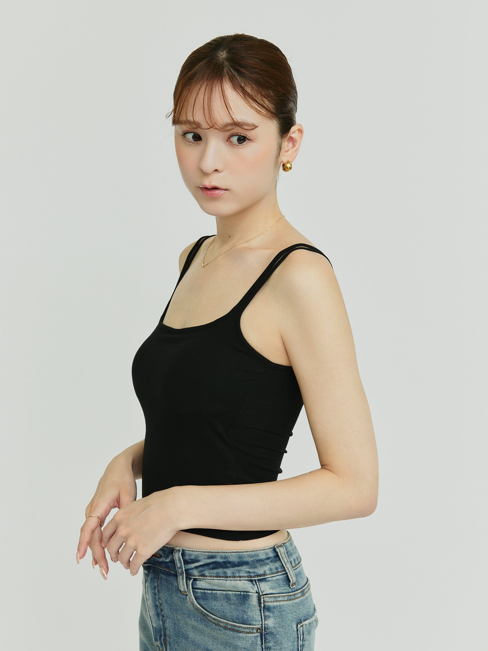 styling/ オフショルダー ブラック キャミソール セール】カップ付きホルターネックVラインシームレスブラトップ
