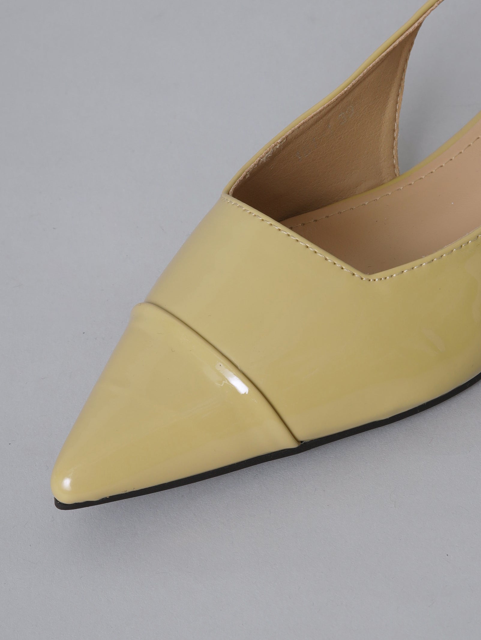 ゴールド クロスオーバー フラットパンプス ストラップフラットパンプス