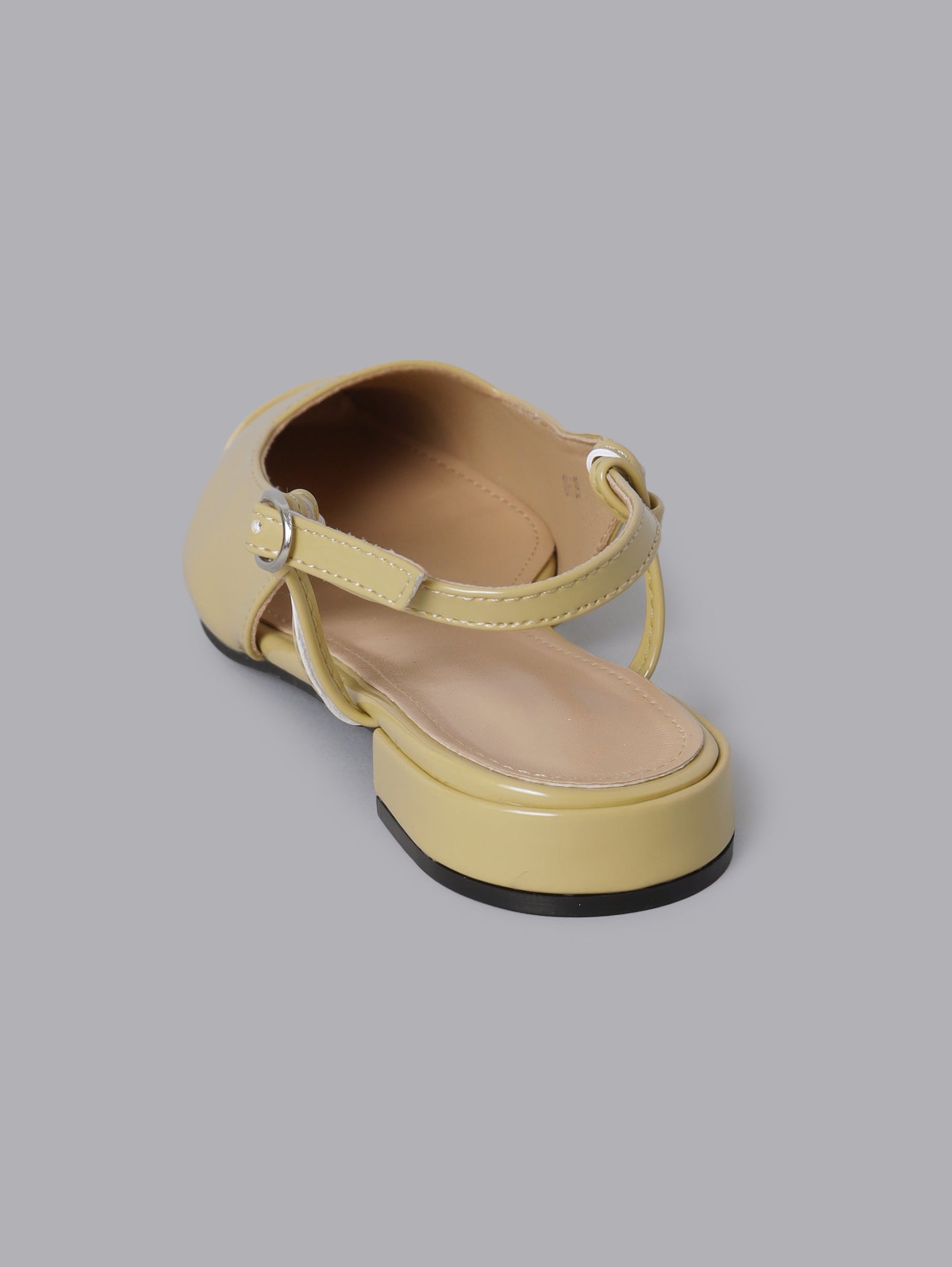 ゴールド クロスオーバー フラットパンプス ストラップフラットパンプス