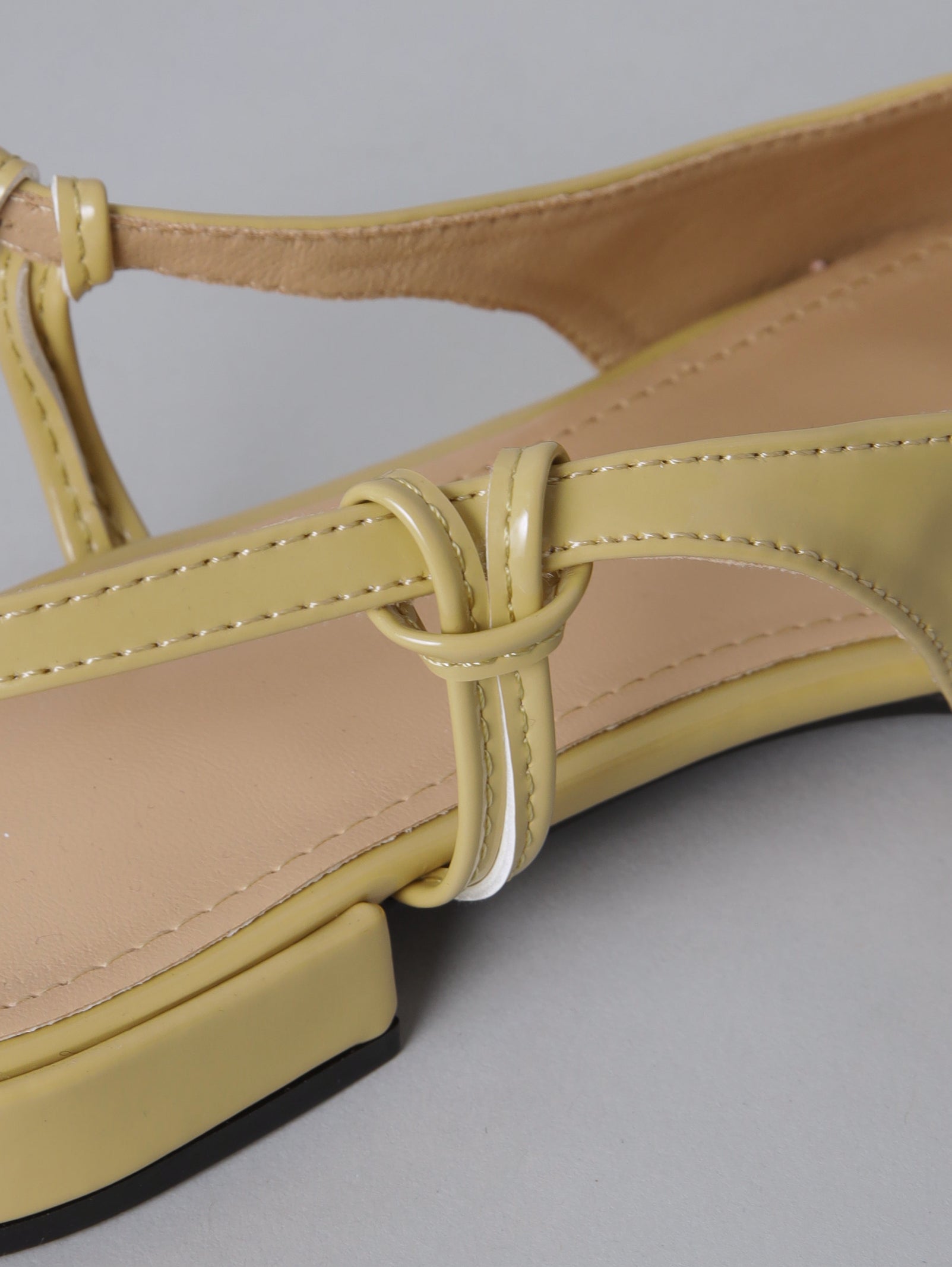 ゴールド クロスオーバー フラットパンプス ストラップフラットパンプス