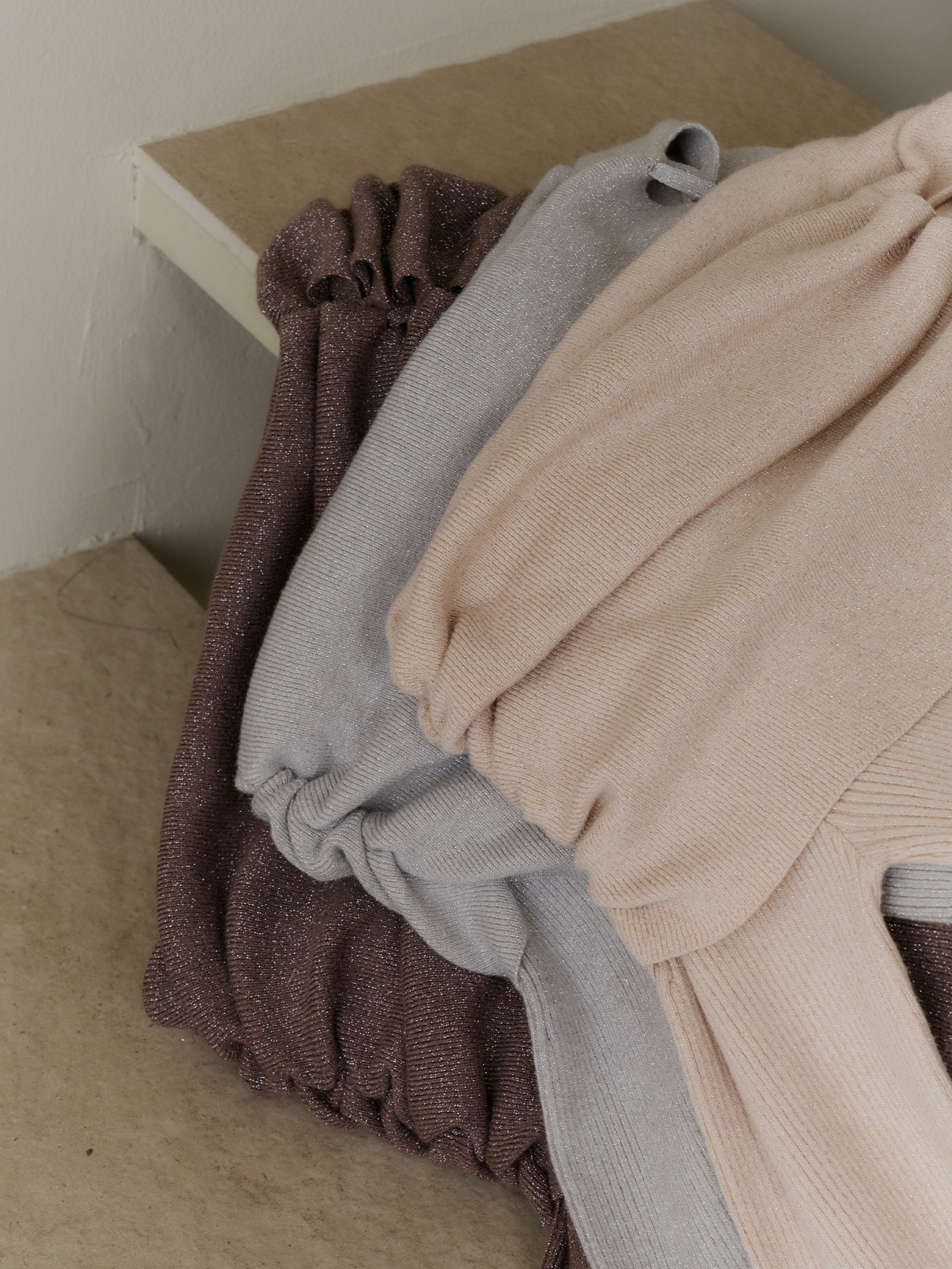 オフショルダーリボンラメニット