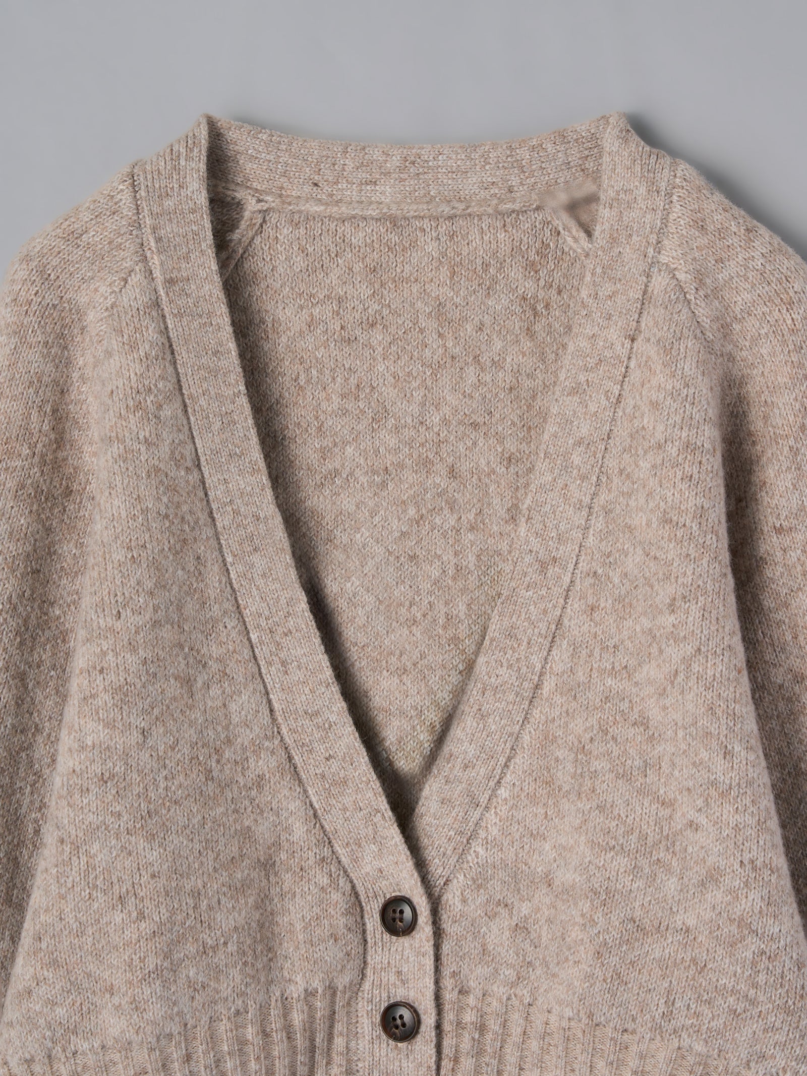 Vネックフィットカーディガン