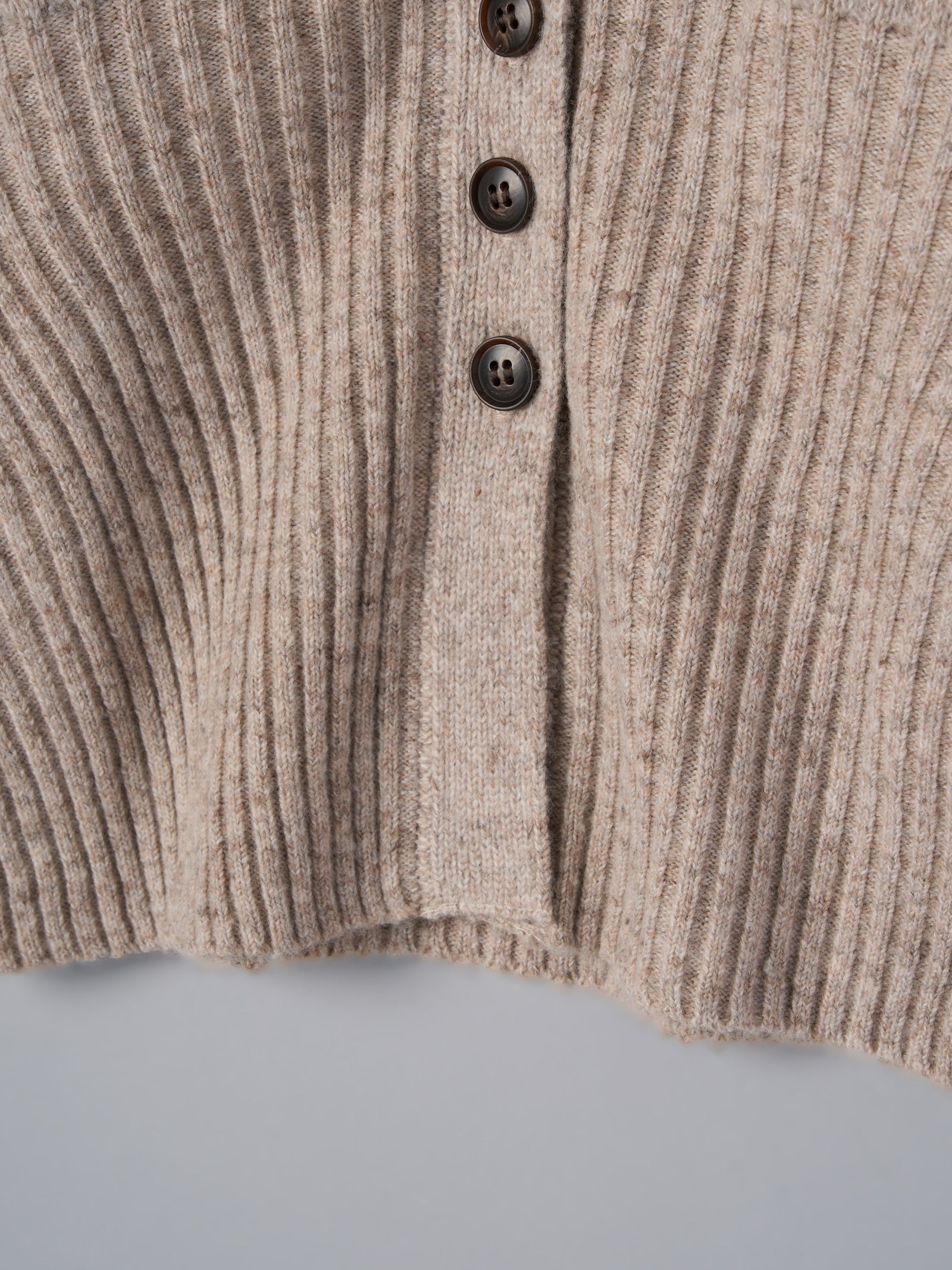 Vネックフィットカーディガン