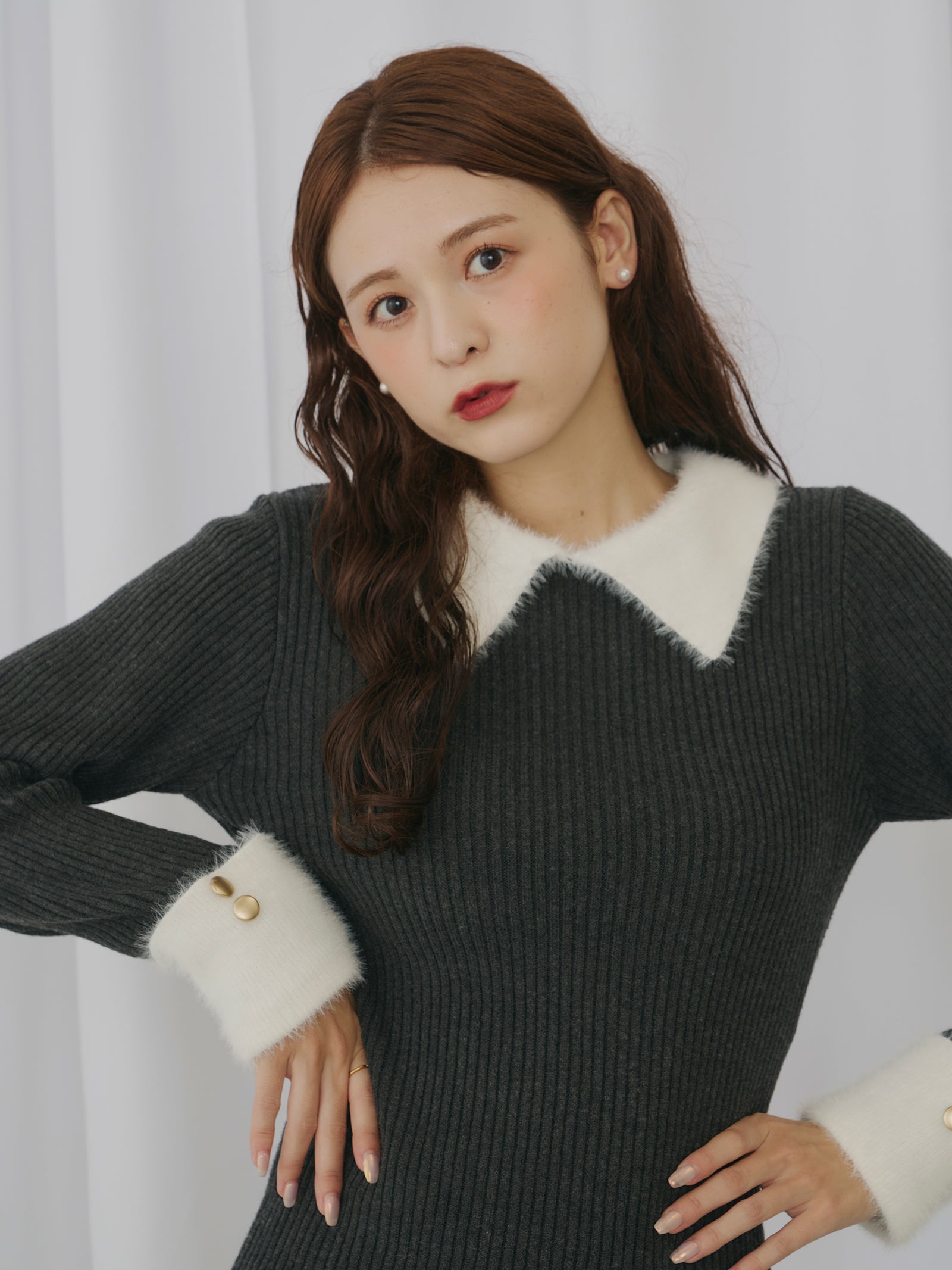 フェザーカラーゴールドボタンニット