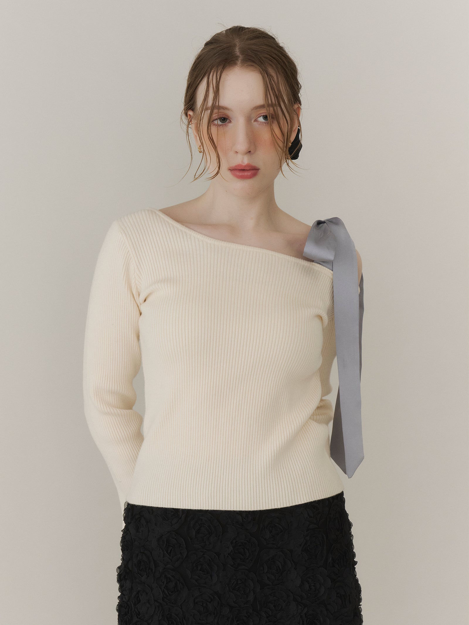 ショルダーリボンフレアスリーブニット