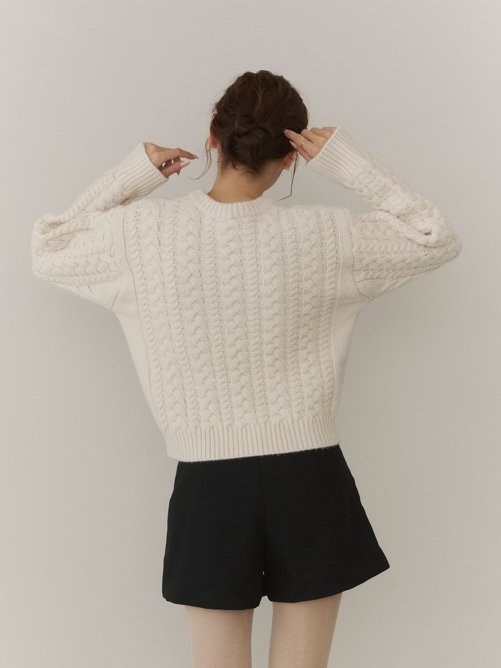 クルーネックケーブルニット
