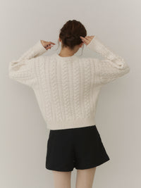 クルーネックケーブルニット