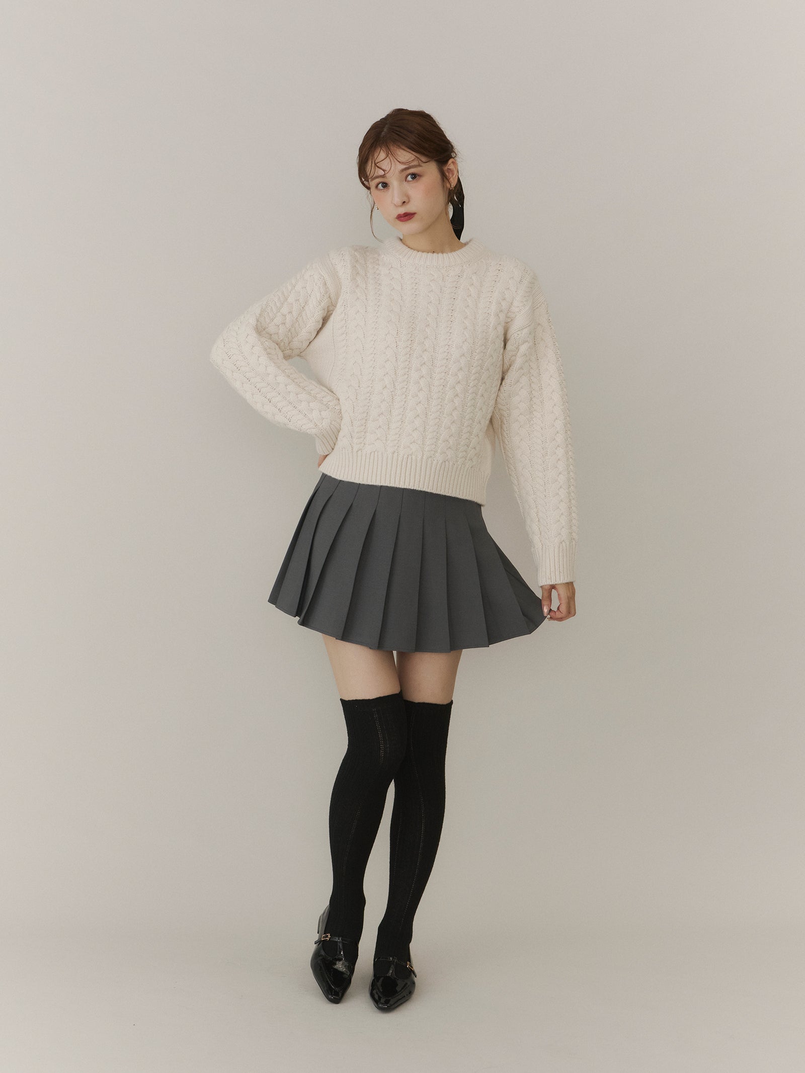 クルーネックケーブルニット