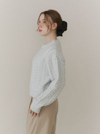 クルーネックケーブルニット