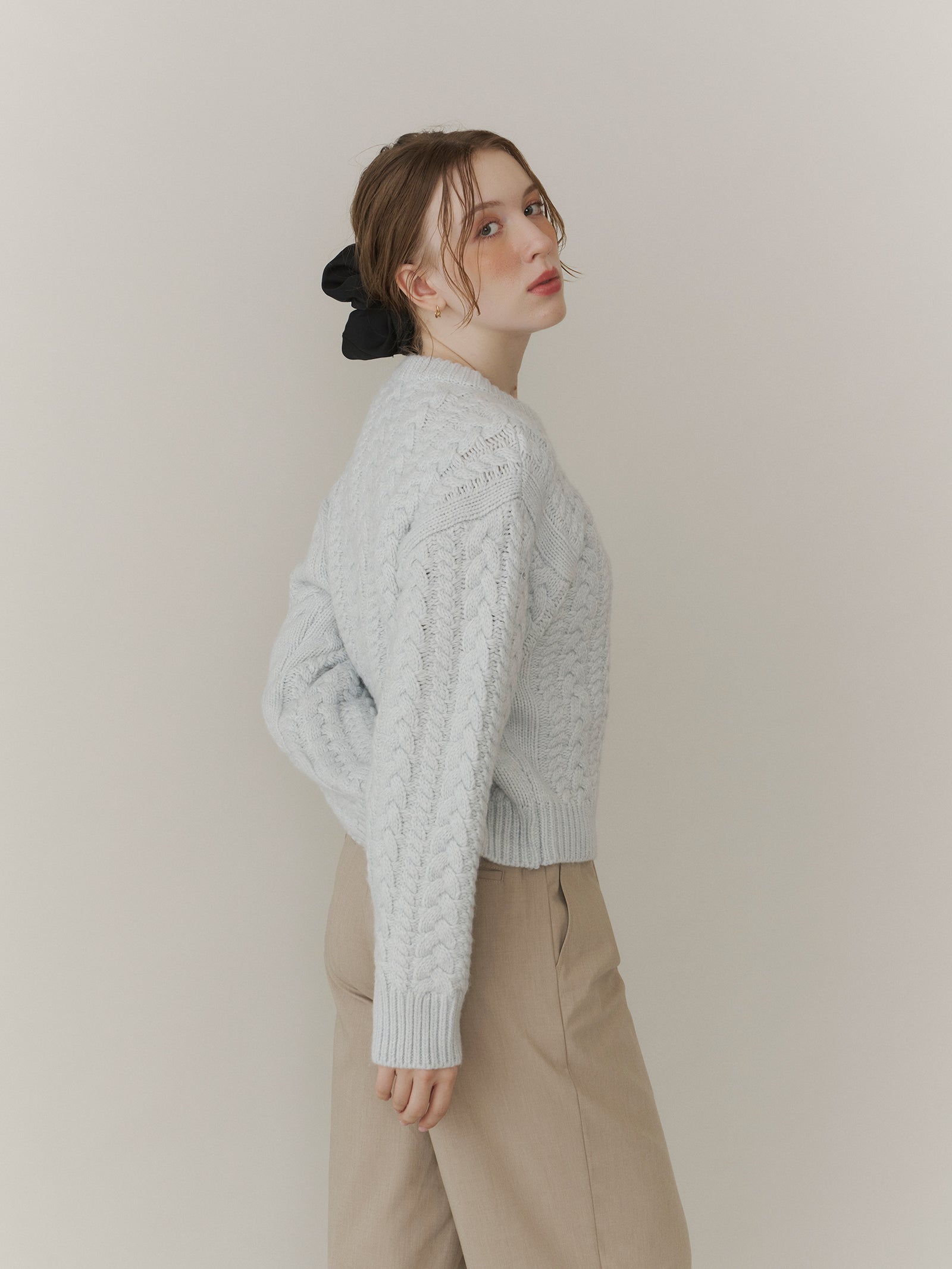 クルーネックケーブルニット