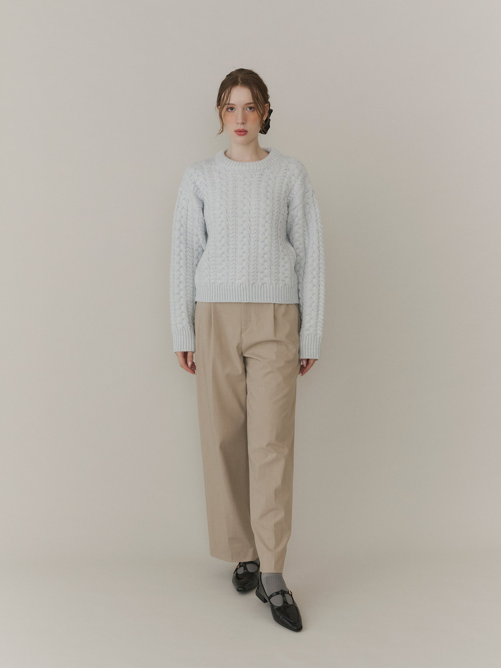 クルーネックケーブルニット