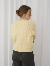 クルーネックケーブルニット