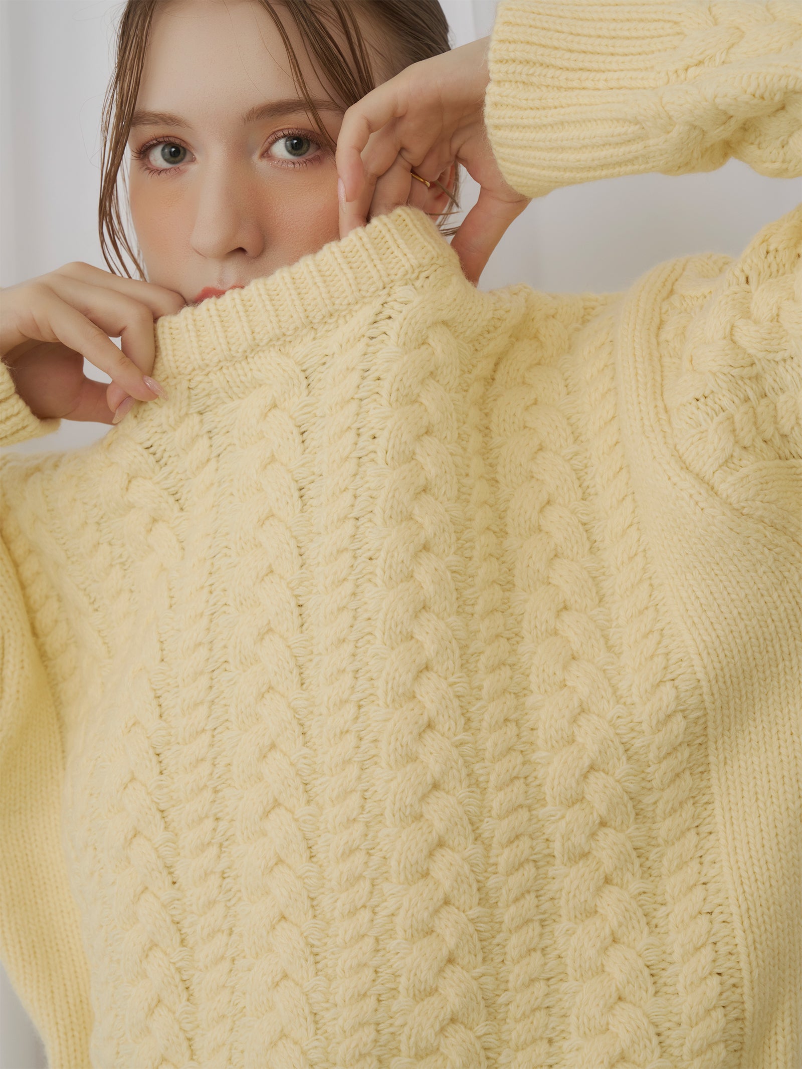 クルーネックケーブルニット