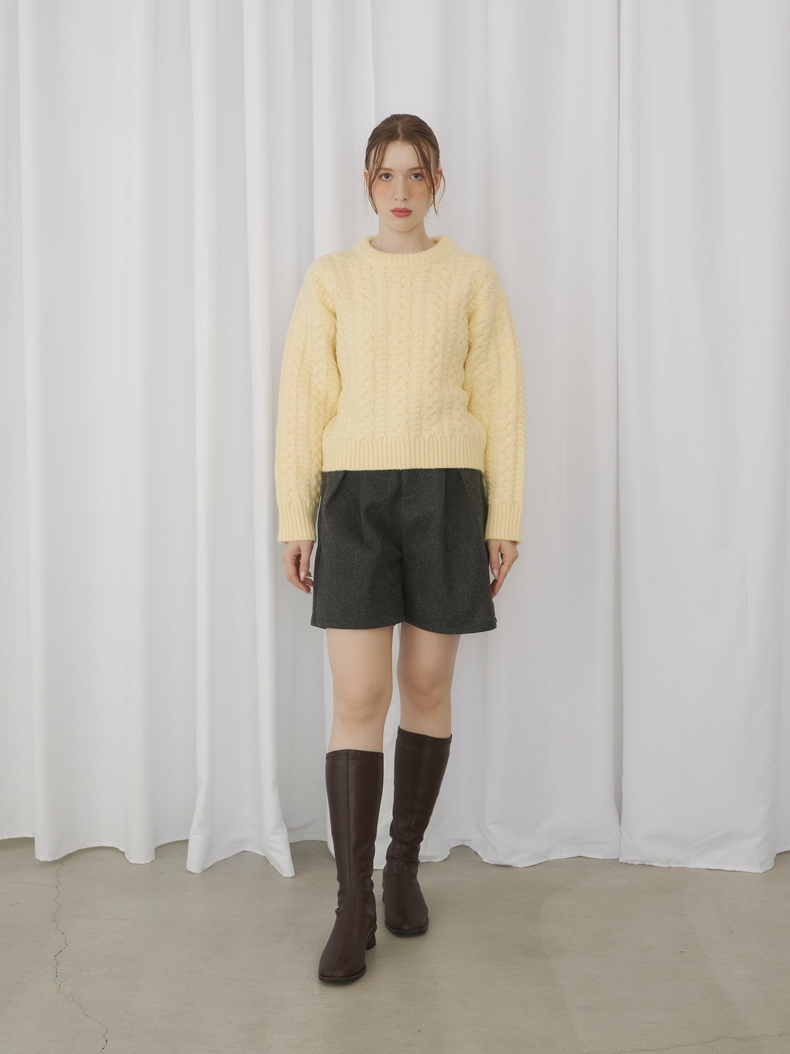 クルーネックケーブルニット