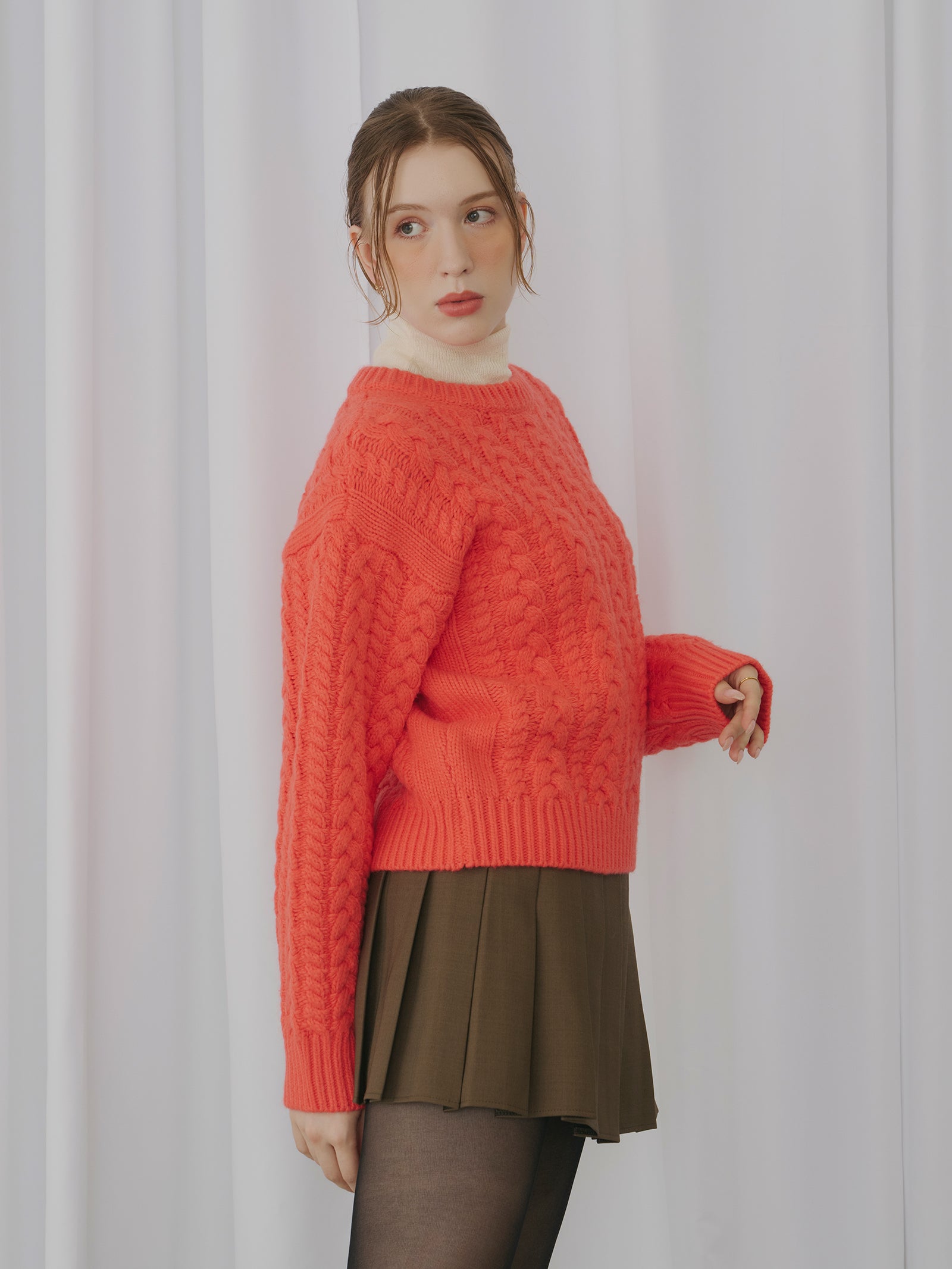 クルーネックケーブルニット