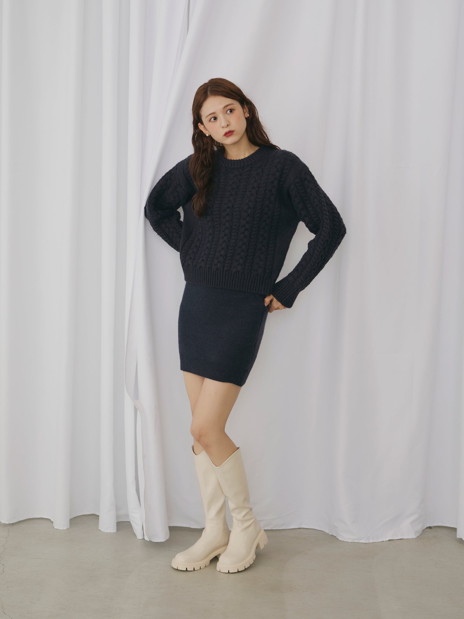 クルーネックケーブルニット