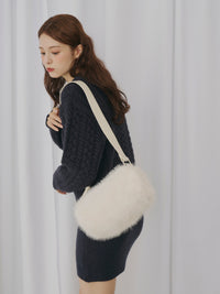 クルーネックケーブルニット