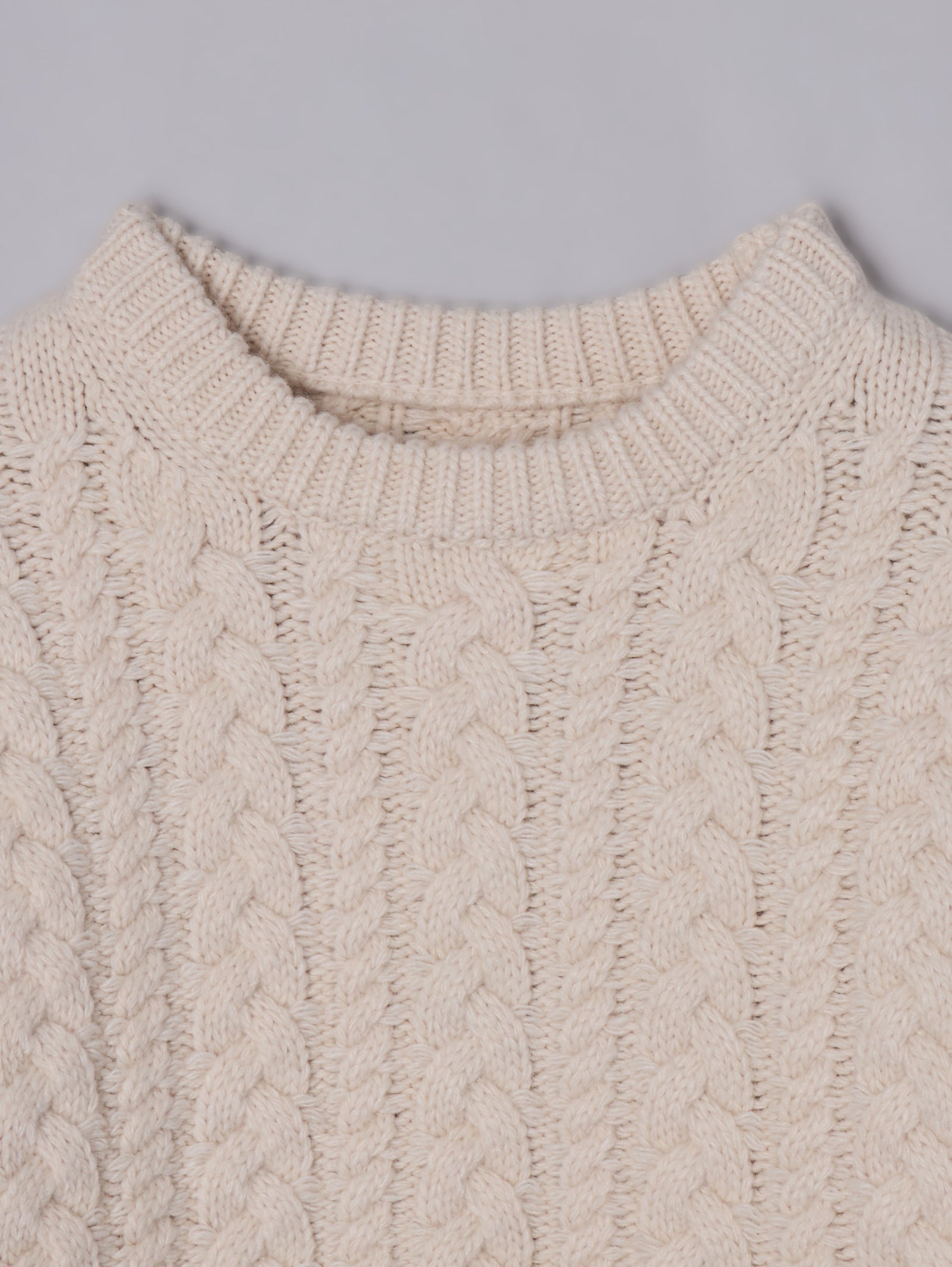クルーネックケーブルニット