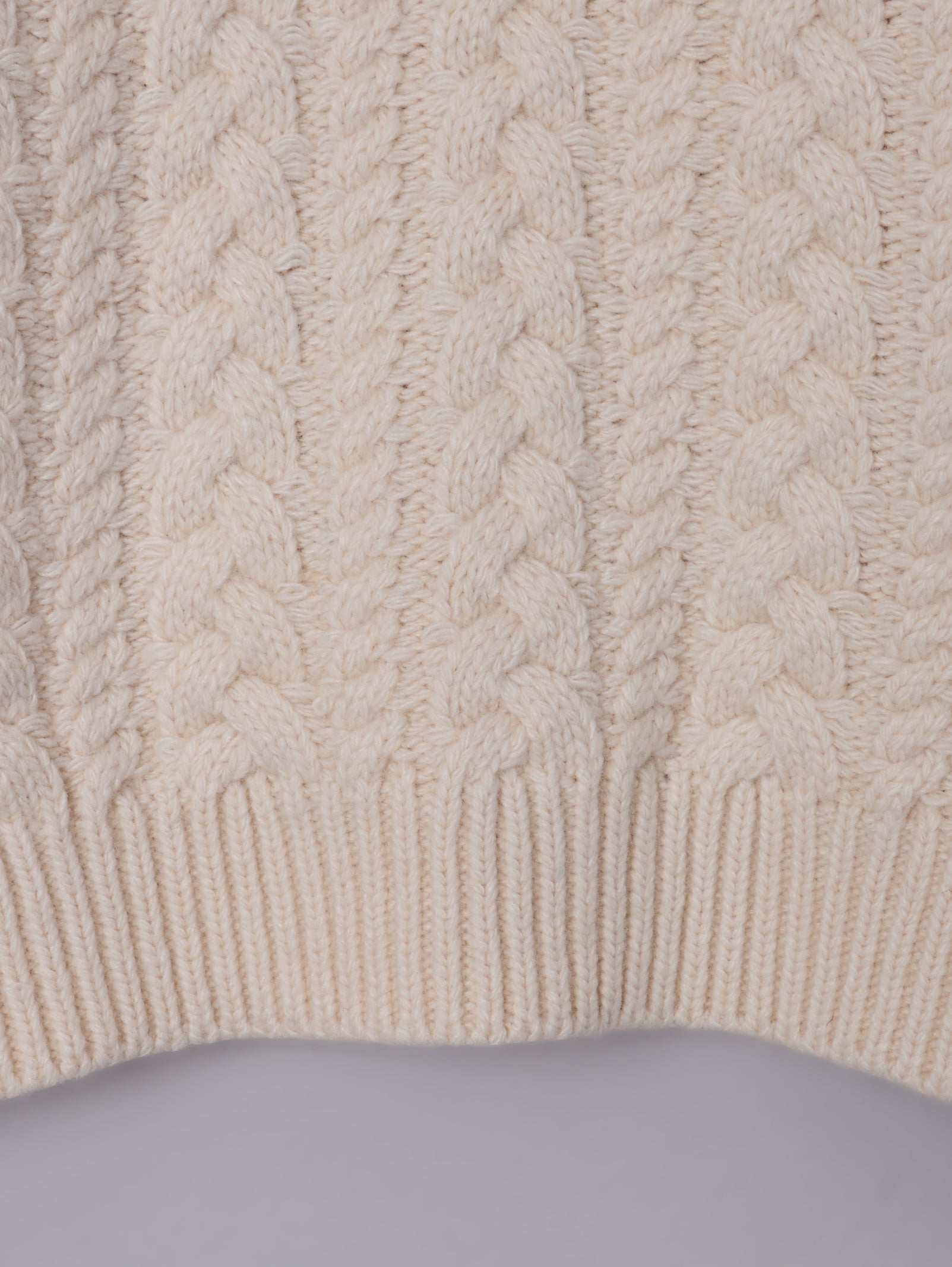 クルーネックケーブルニット