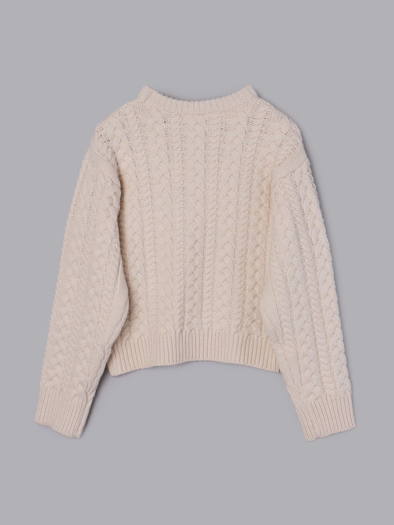 クルーネックケーブルニット