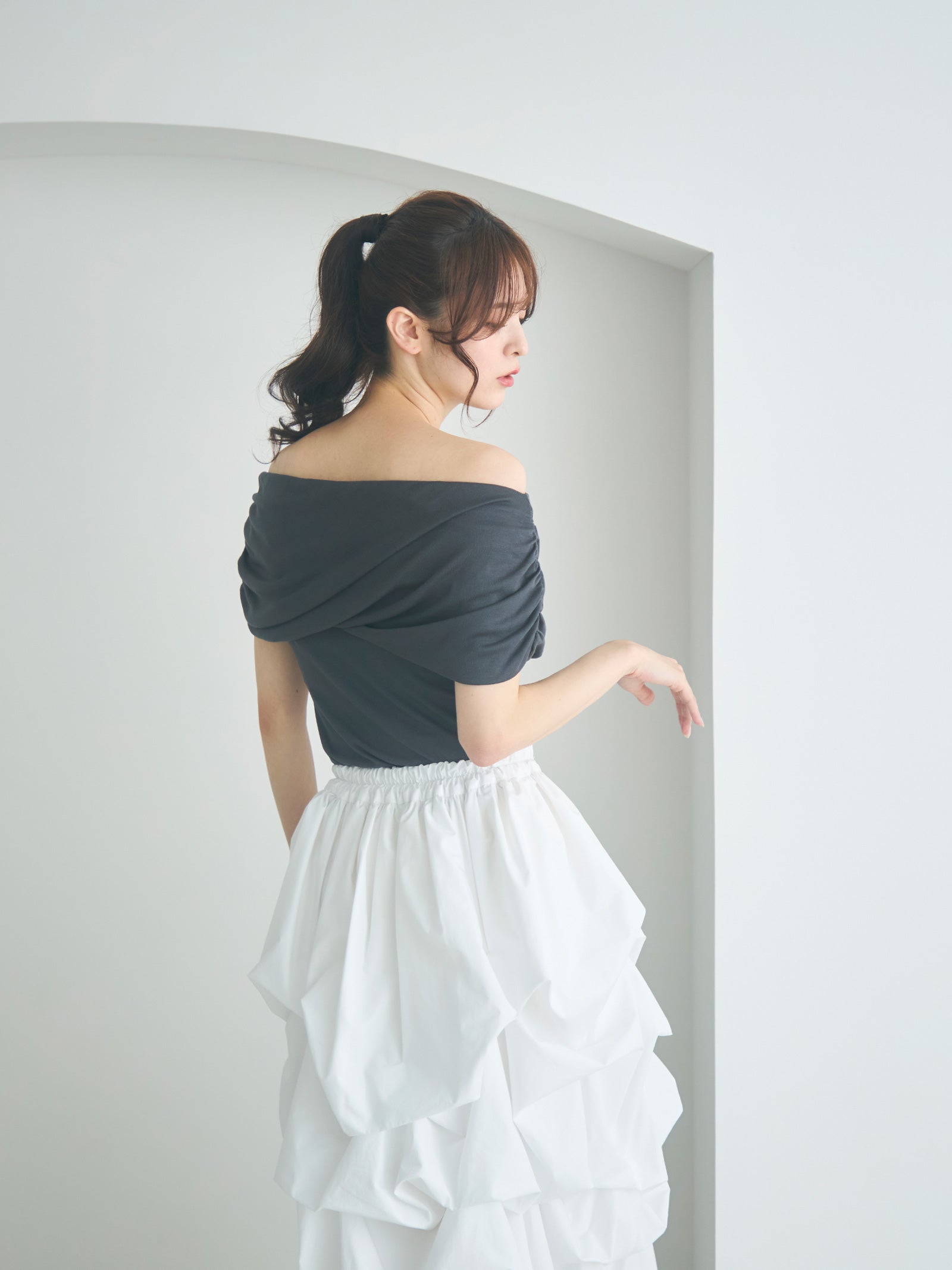ドレープオフショルダーカットソー