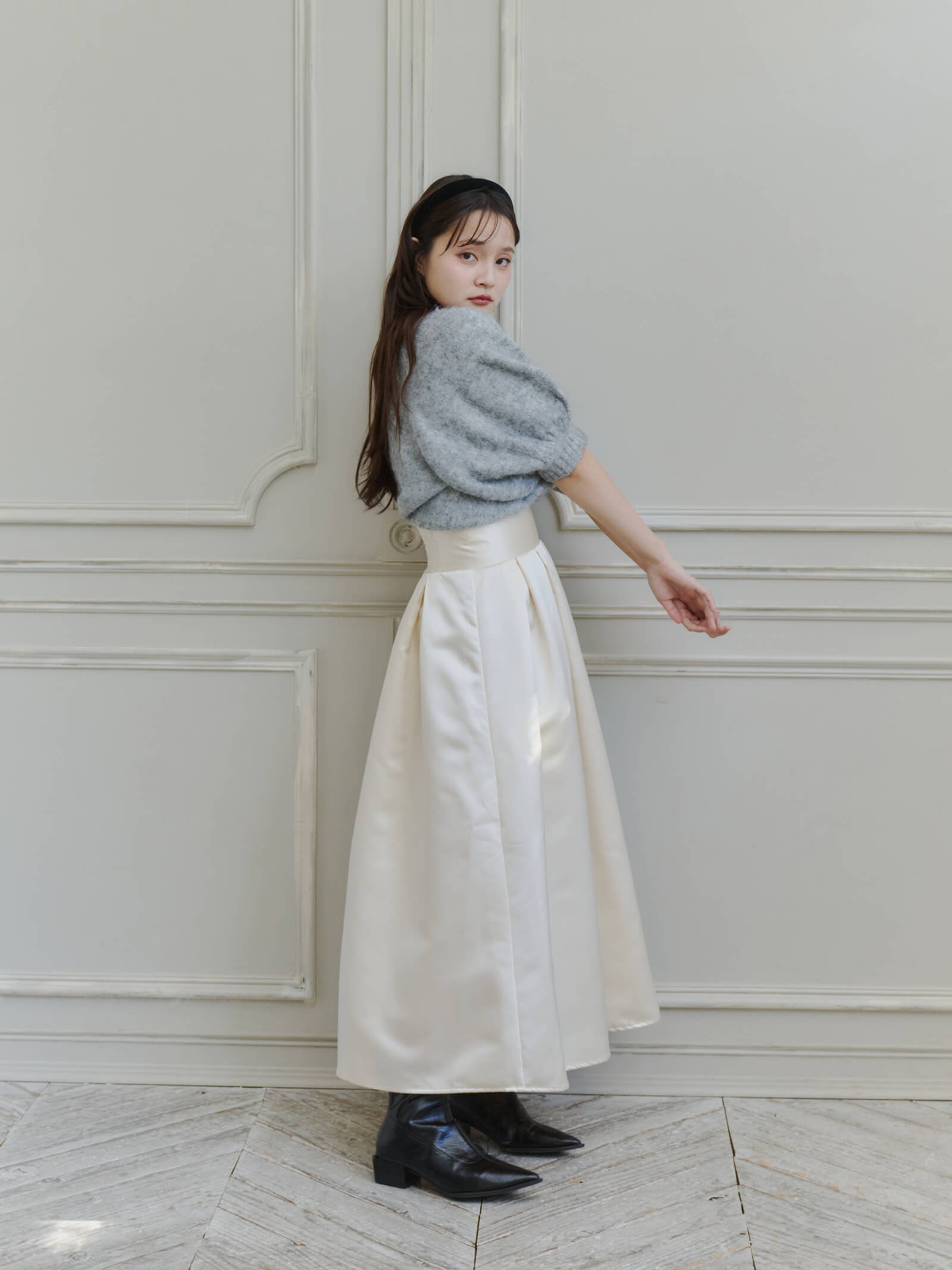 サテンタックロングスカート