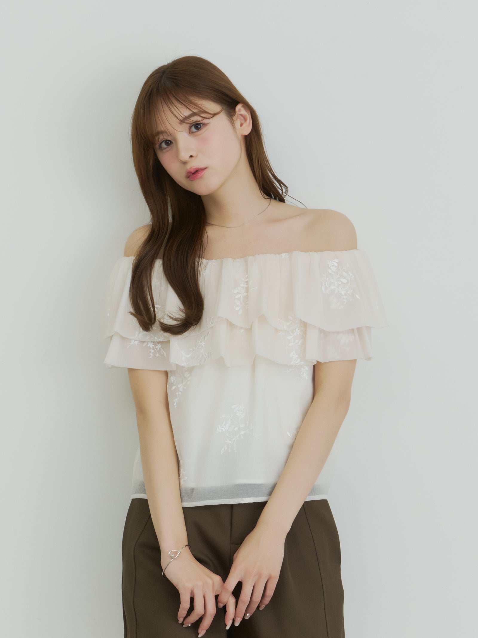 エンブロイダリーフラワーオフショルブラウス