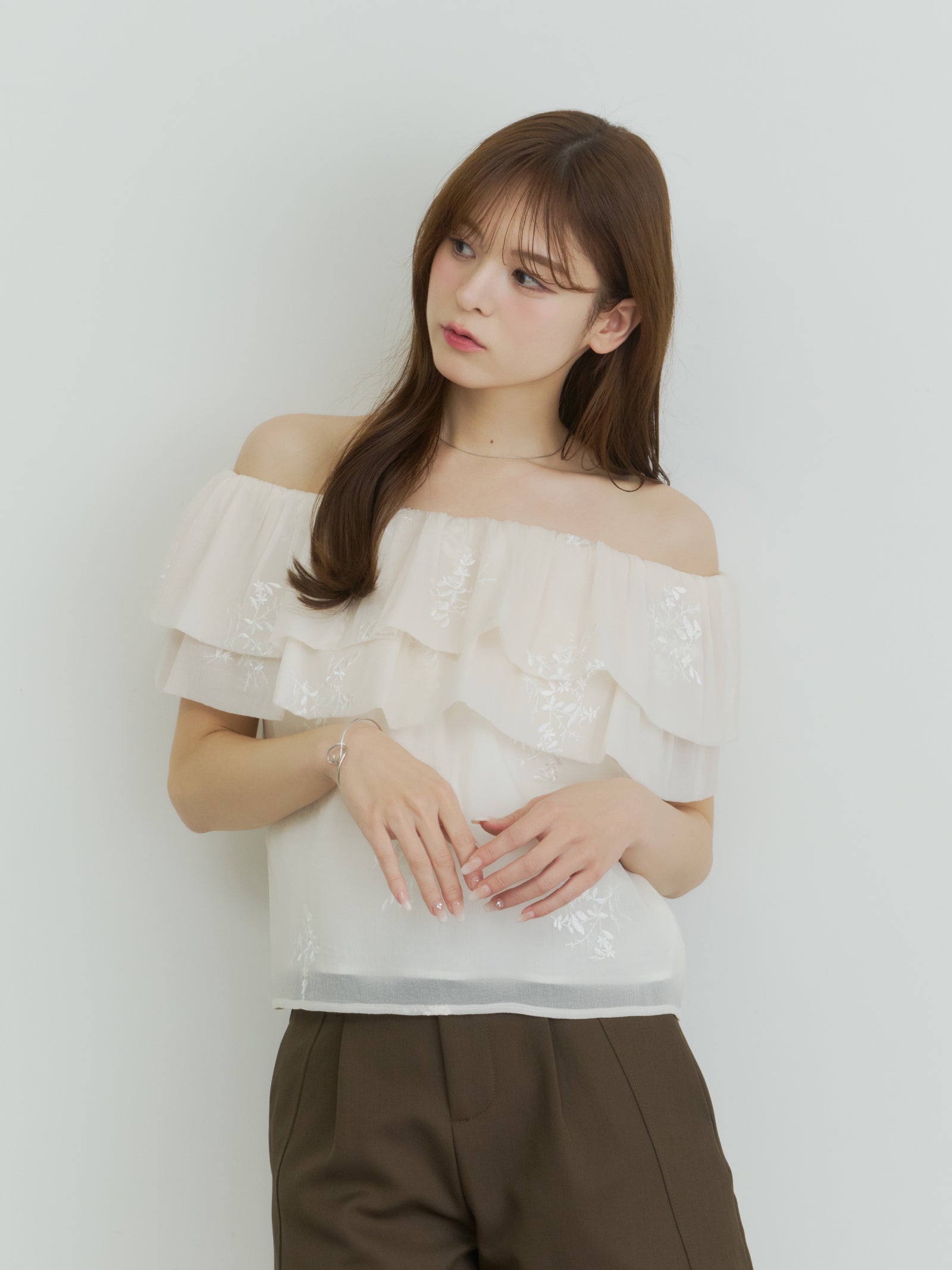 エンブロイダリーフラワーオフショルブラウス