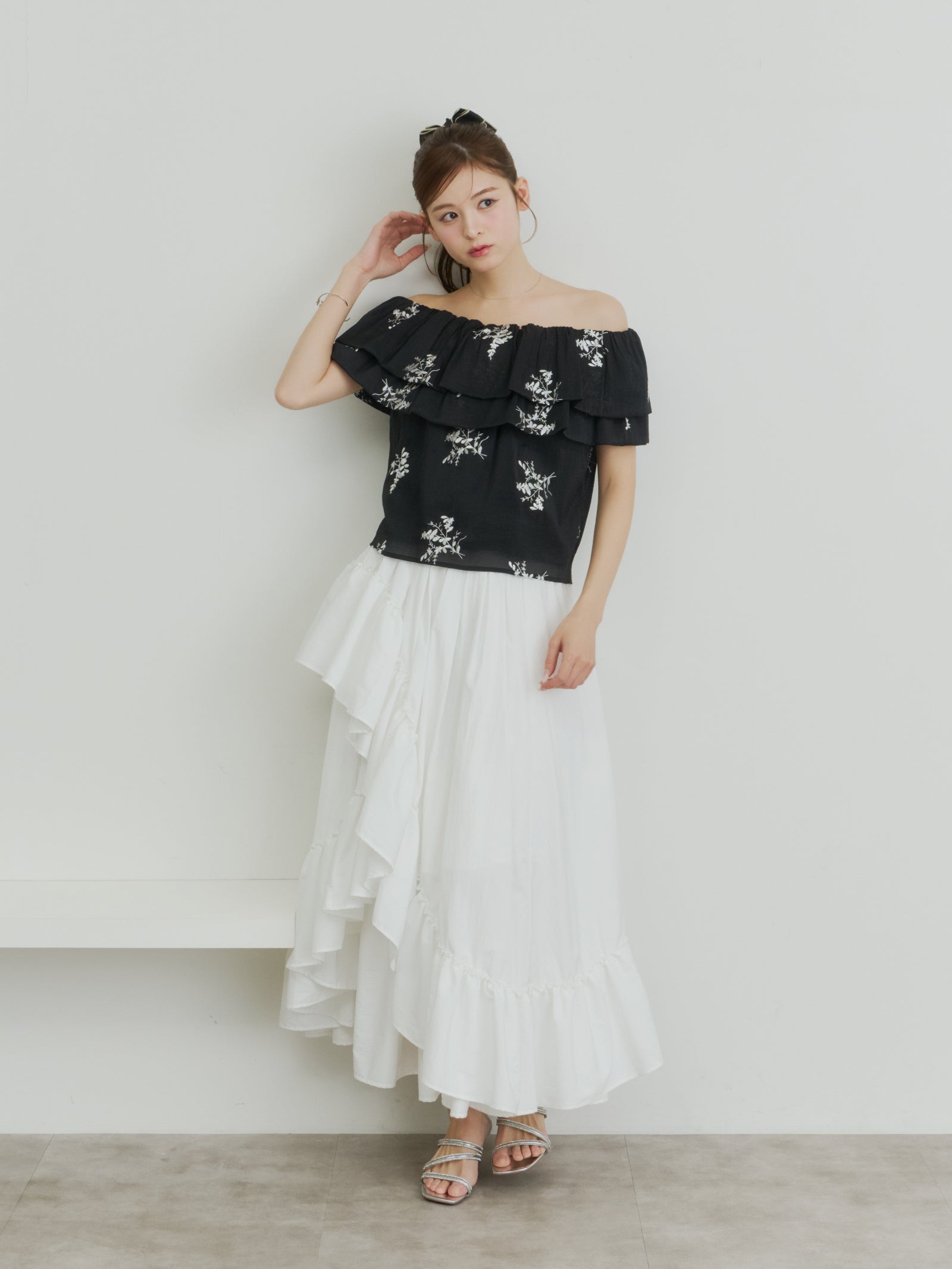エンブロイダリーフラワーオフショルブラウス