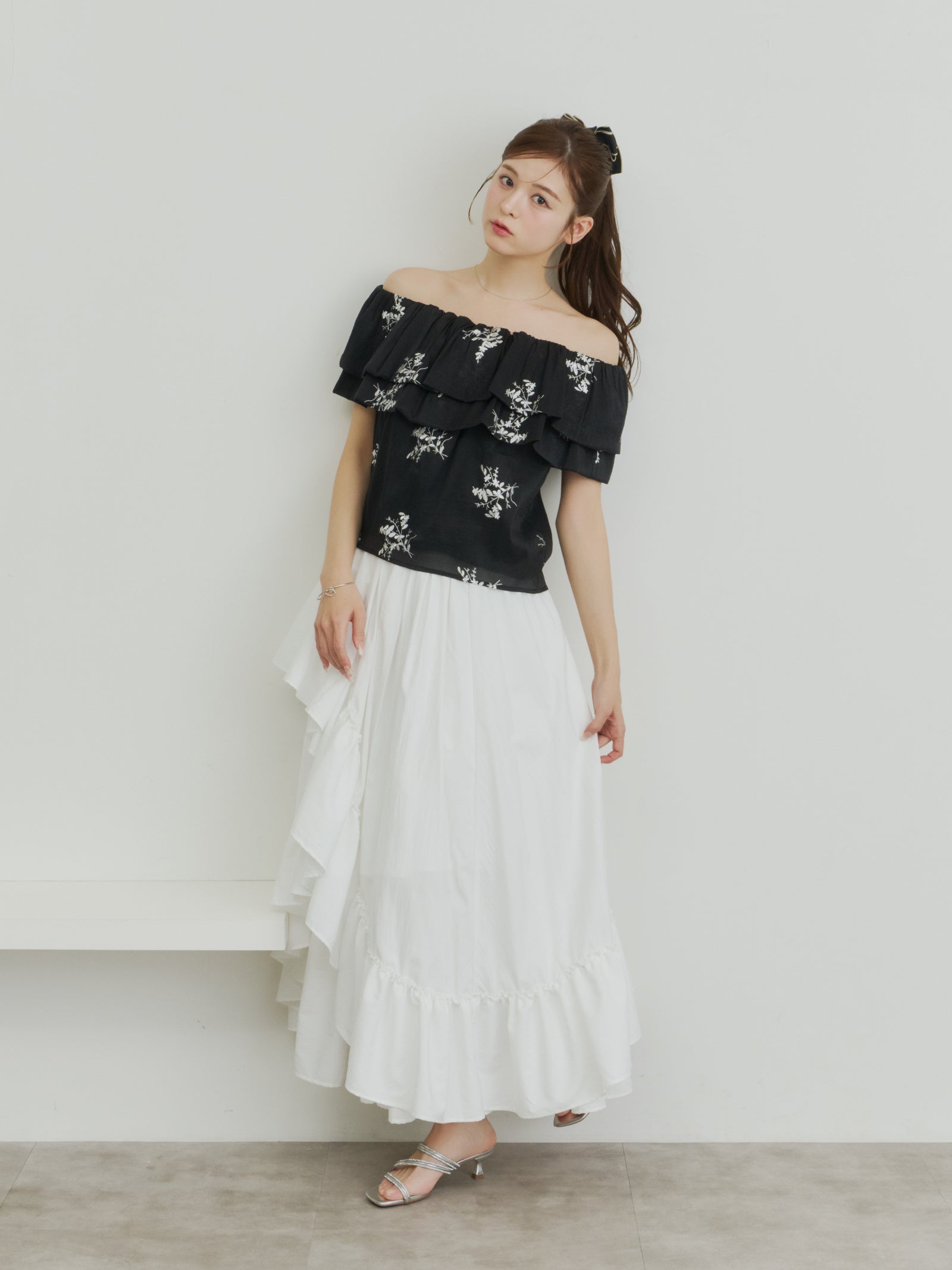 エンブロイダリーフラワーオフショルブラウス