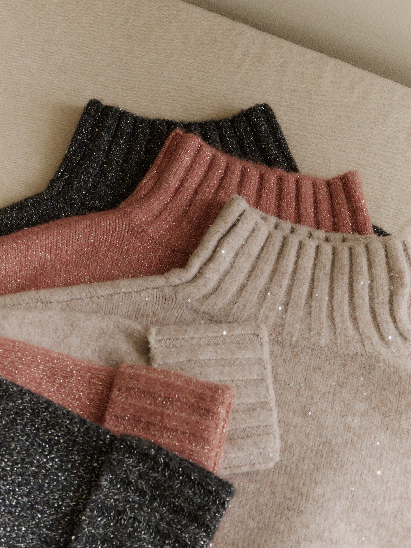 スパンコールタートルニット