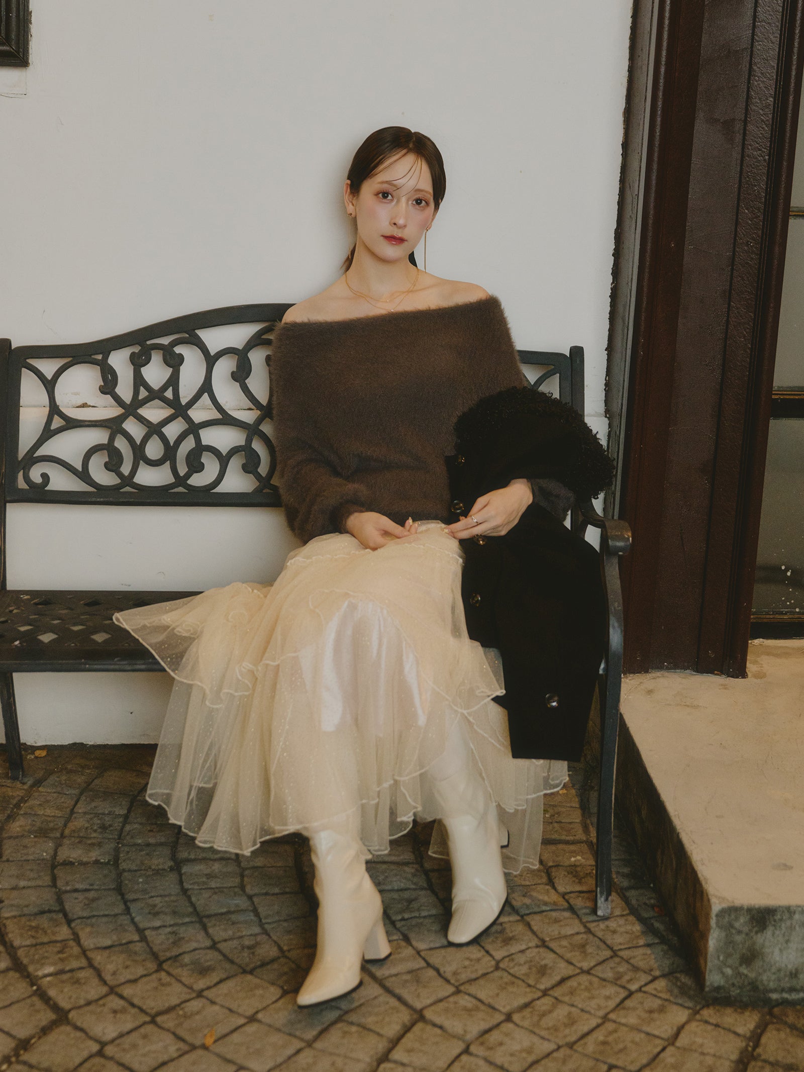 オフショルダーシャギーニット