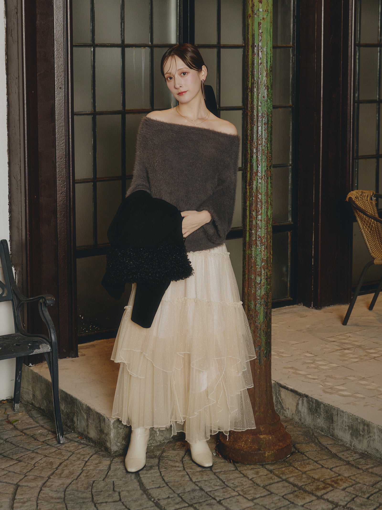 オフショルダーシャギーニット