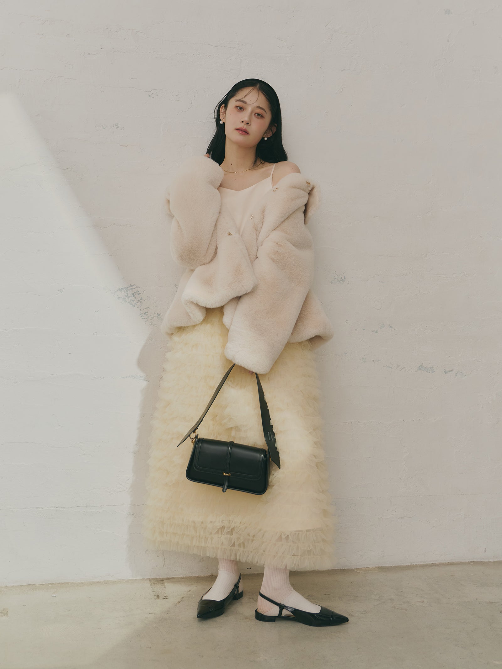 フラッフィーラウンドカラーペプラムファーコート