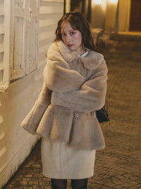 フラッフィーラウンドカラーペプラムファーコート