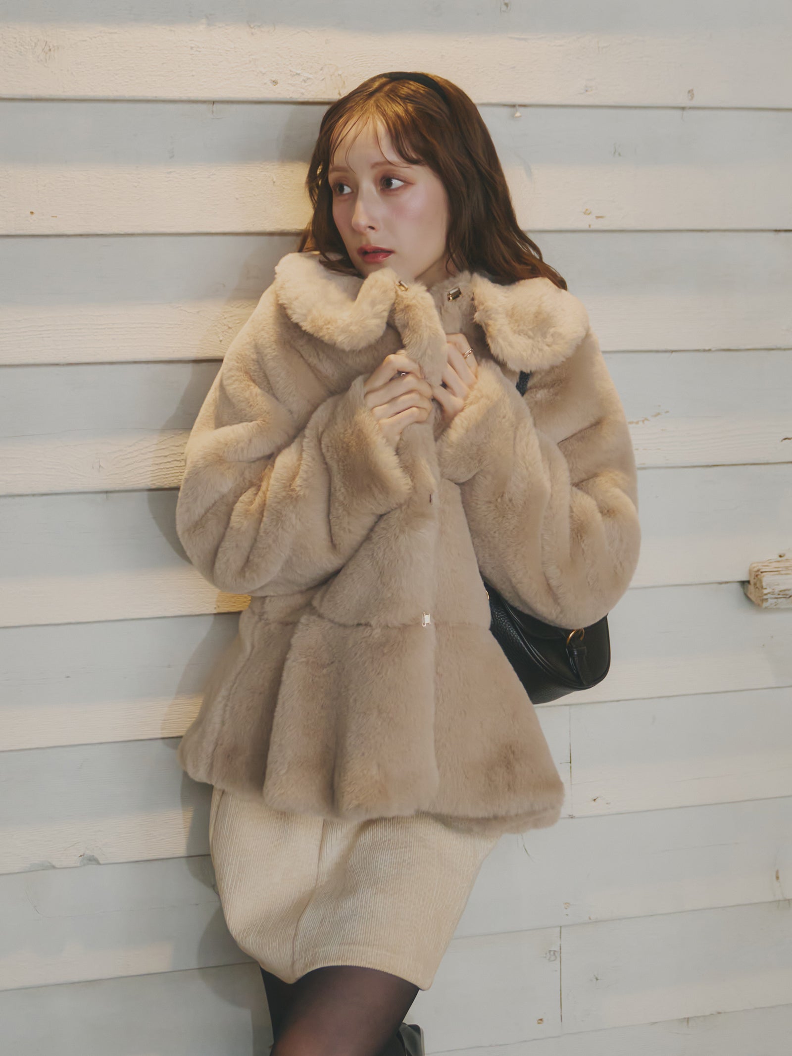 期間限定10%OFF】フラッフィーラウンドカラーペプラムファーコート