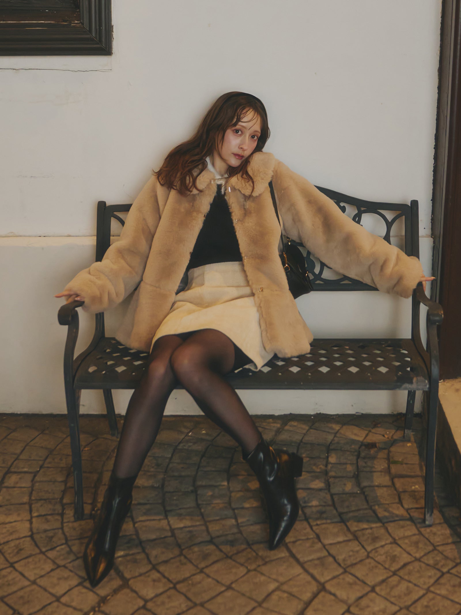 フラッフィーラウンドカラーペプラムファーコート