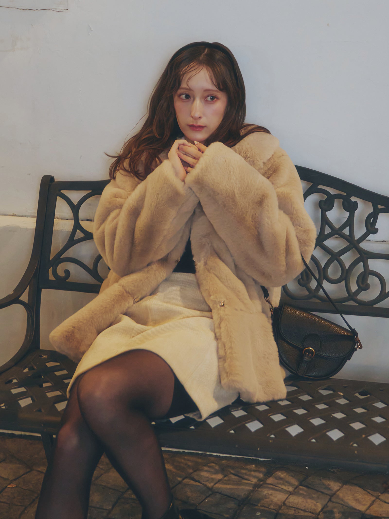 フラッフィーラウンドカラーペプラムファーコート