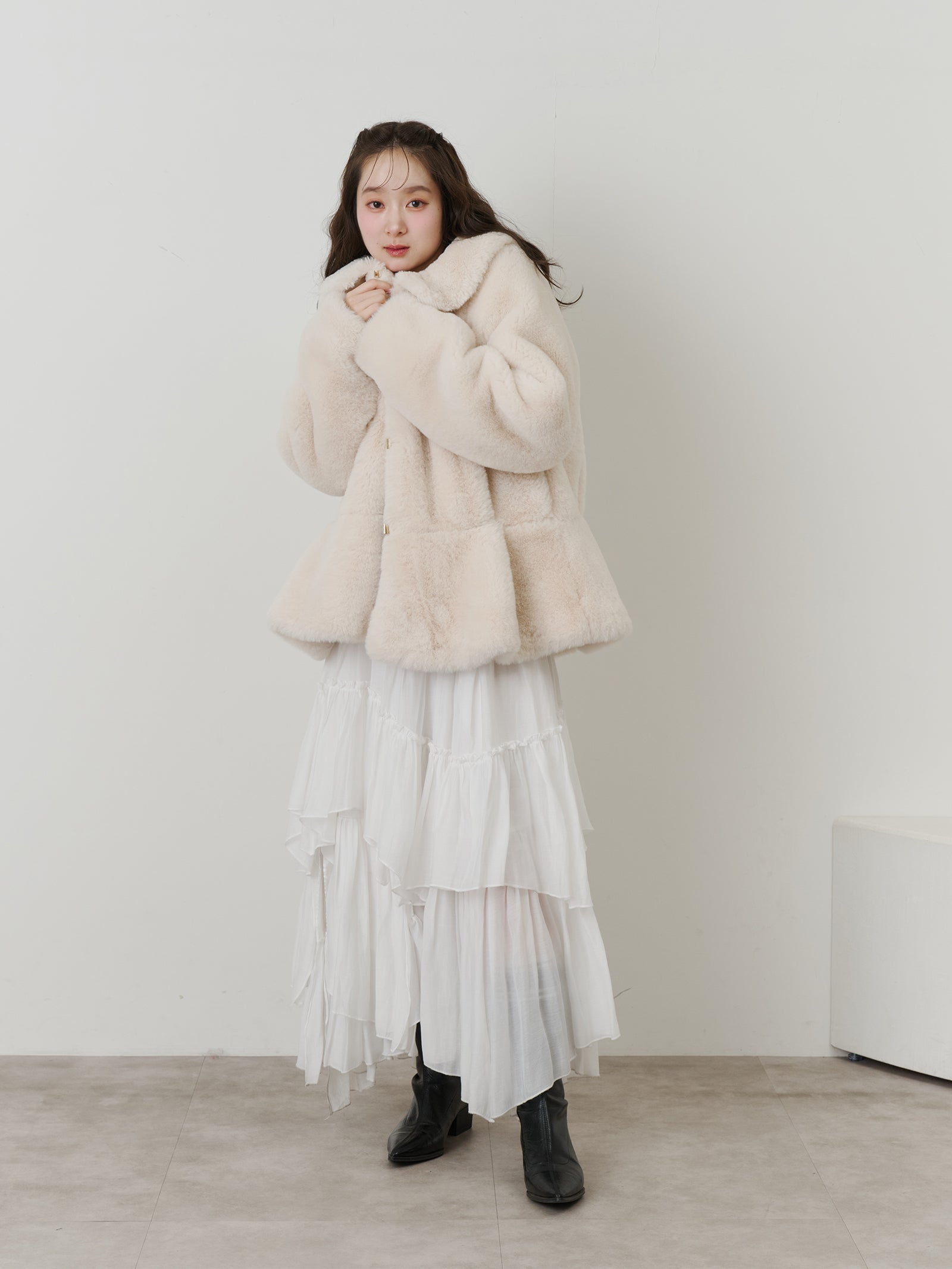 新品 Olu. フラッフィーラウンドカラーペプラムファーコート チャコールグレー フラッフィーラウンドカラーペプラムファーコート