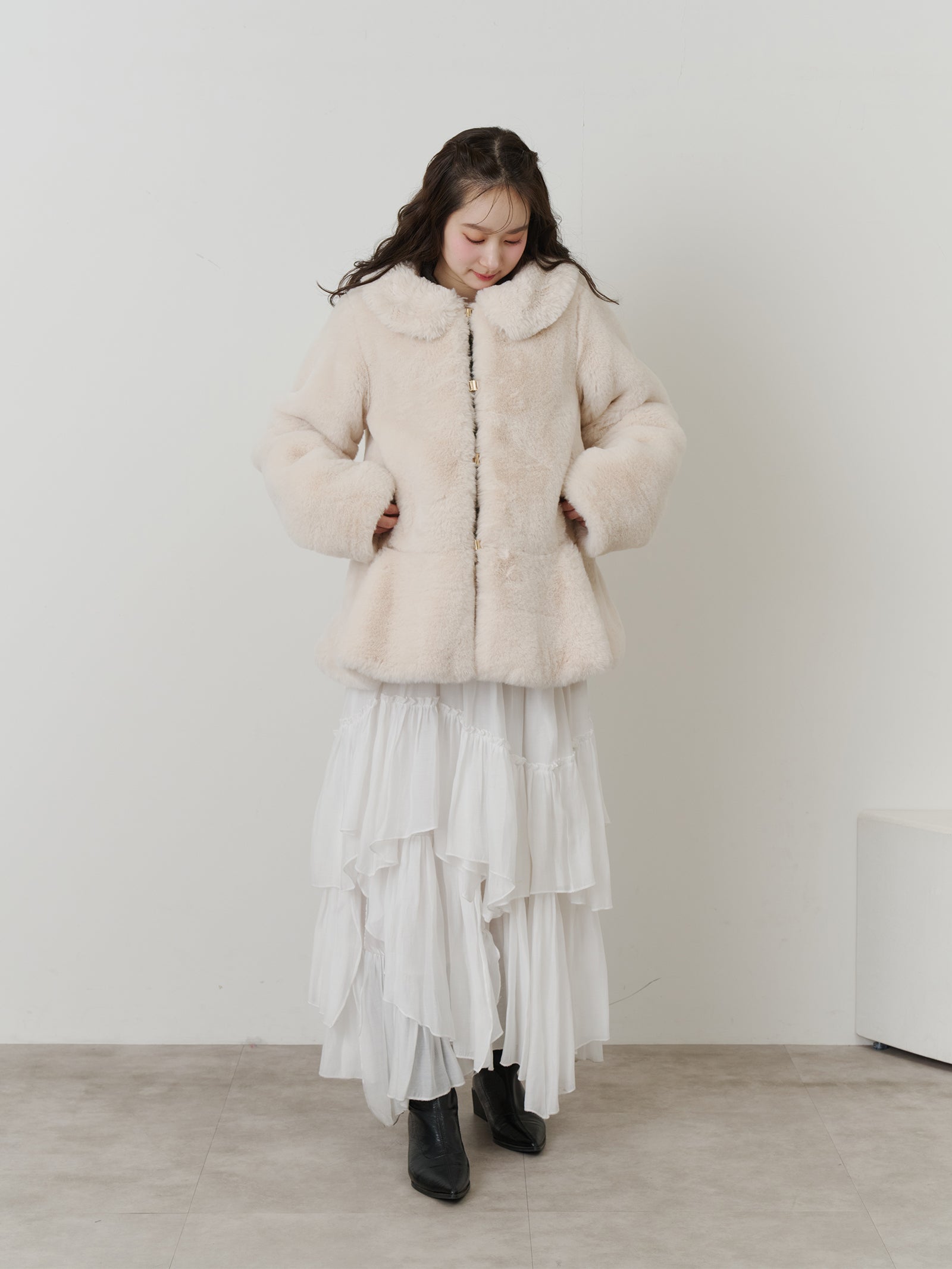 期間限定10%OFF】フラッフィーラウンドカラーペプラムファーコート