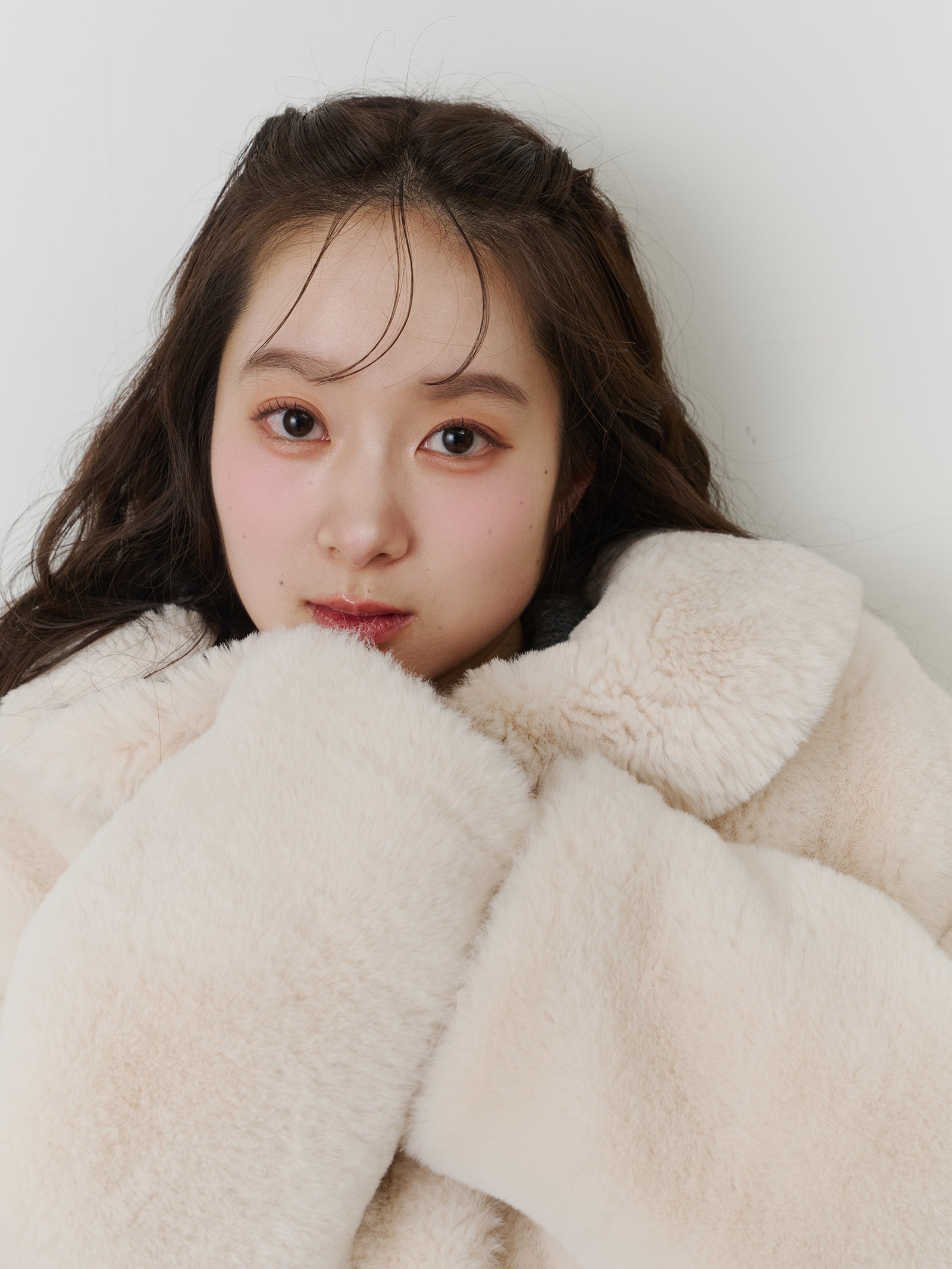 フラッフィーラウンドカラーペプラムファーコート