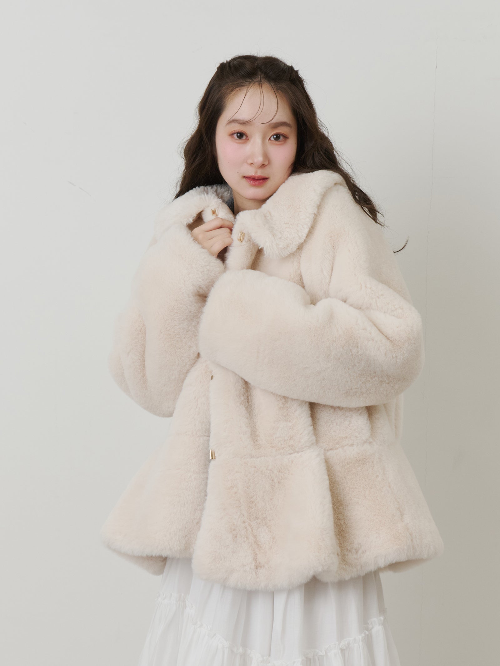 期間限定10%OFF】フラッフィーラウンドカラーペプラムファーコート