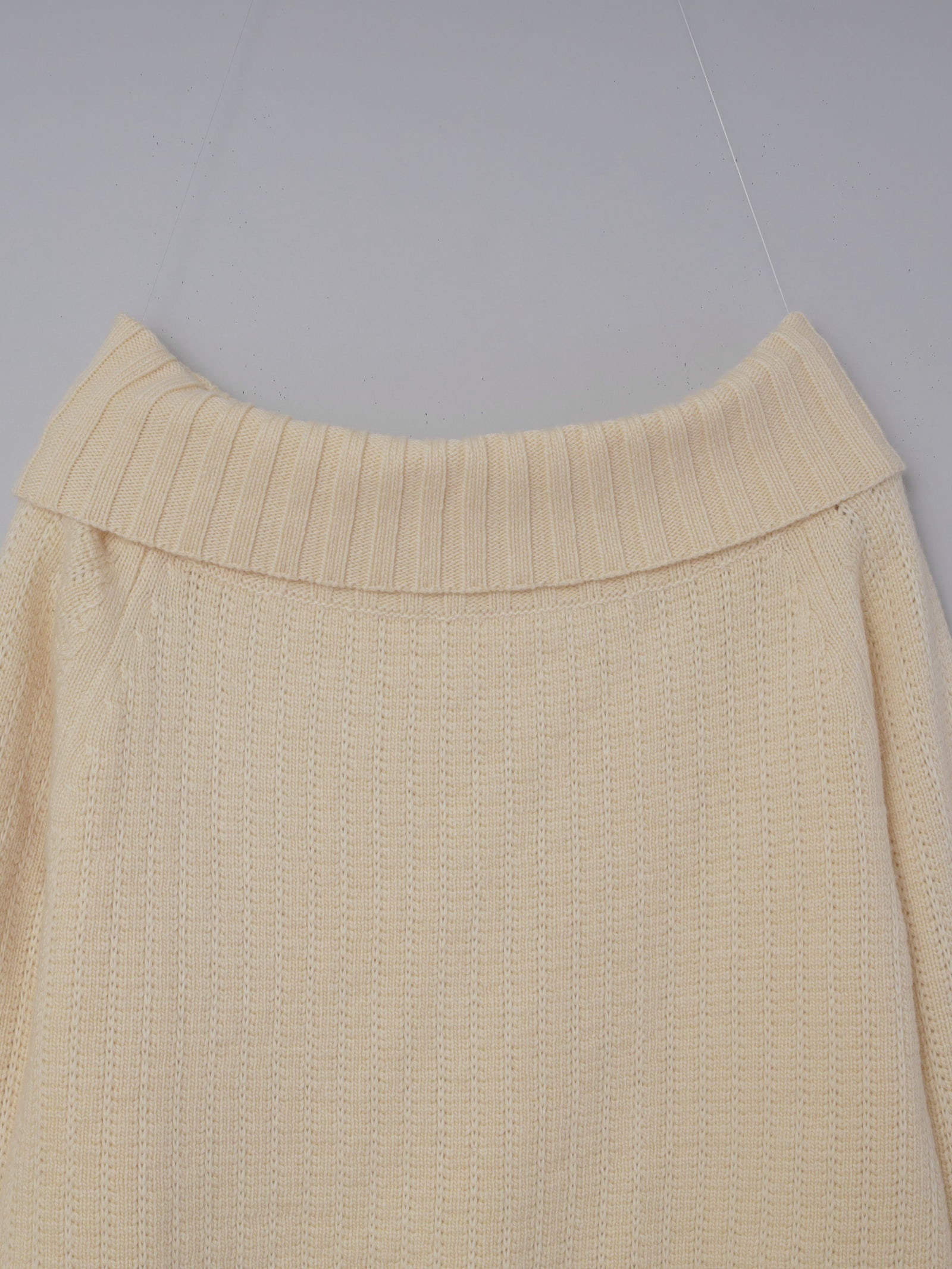 オフショルダーケーブルニットトップス