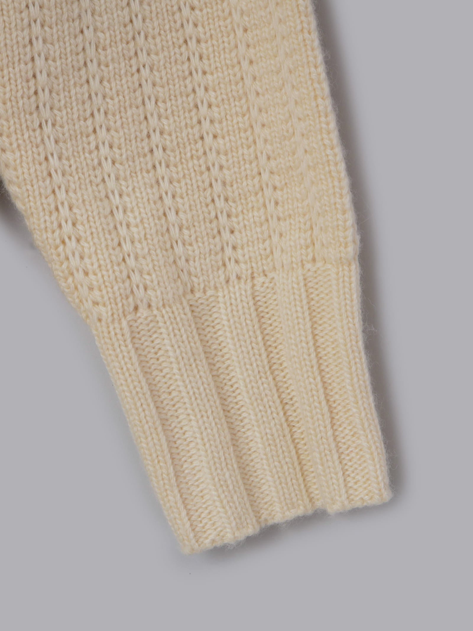 オフショルダーケーブルニットトップス